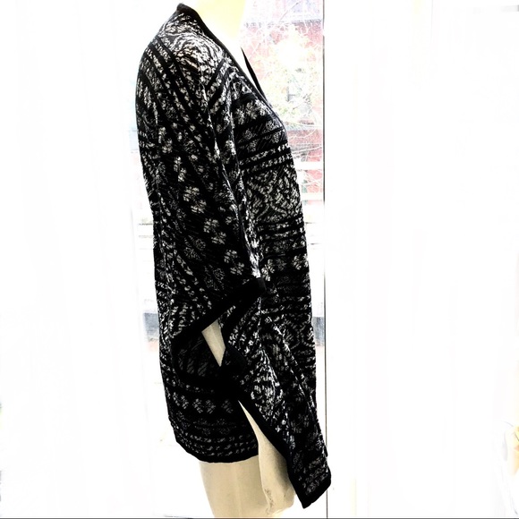 Chico’s Light Weight Black White Knitted Ruana 1 - Picture 3 of 7